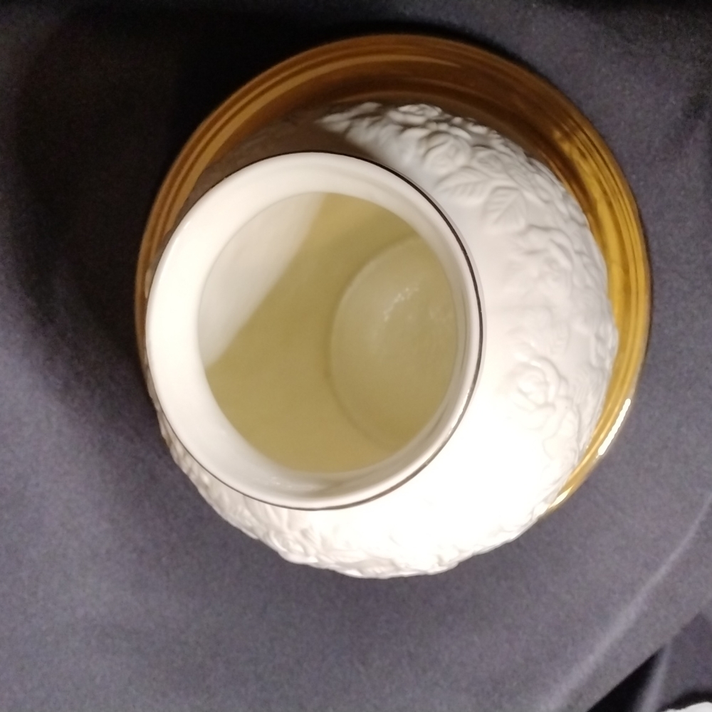 Beautiful Embossed Roses Vase - Picture 4 of 7